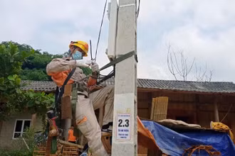Công nhân Điện lực Bắc Hà (Lào Cai) kéo dây, lắp đặt thiết bị, cung cấp điện lưới quốc gia cho người dân xã Cốc Lầu, trước ngày bầu cử.