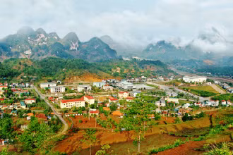 Một góc thị trấn Phiêng Lanh, huyện Quỳnh Nhai, sau 10 năm di chuyển tái định cư thủy điện Sơn La. (Ảnh: Đức Tuấn)