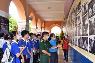 Khách tham quan triển lãm trong buổi khai mạc.