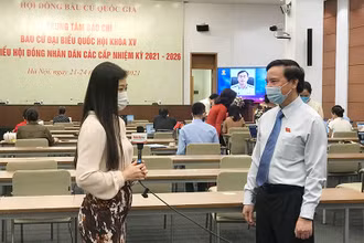 Phó Chủ tịch Quốc hội Nguyễn Khắc Định trao đổi với báo chí tại Trung tâm Báo chí về cập nhật thông tin bầu cử.
