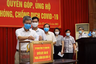 Cán bộ, công chức, viên chức, người lao động cơ quan Tỉnh ủy Thanh Hóa ủng hộ phòng, chống Covid-19.