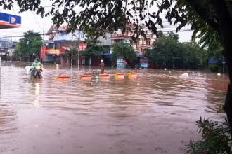 Nhiều khu vực trung tâm TP Thái Nguyên bị nước ngập sâu, đi lại khó khăn.