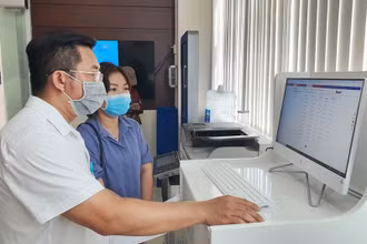 Cán bộ Công ty Điện lực Thủ Đức hướng dẫn khách hàng thực hiện các giao dịch trực tuyến.
