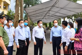 Bí thư Thành uỷ Đinh Tiến Dũng cùng các đồng chí lãnh đạo thành phố kiểm tra công tác xét nghiệm Covid-19 tại điểm xét nghiệm cộng đồng ở địa bàn xã Kim Chung. (Ảnh: DUY LINH)