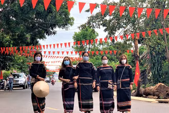 Đồng bào Ê đê ở buôn Akô Đhông, phường Tân Lợi, TP Buôn Ma Thuột nô nức đi bầu cử.