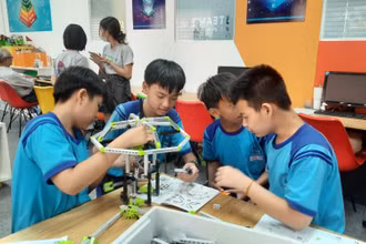 Các trường học theo Mô hình Trường học tiên tiến, theo xu thế hội nhập khu vực và quốc tế luôn chú trọng phát huy tối đa năng khiếu của học sinh.