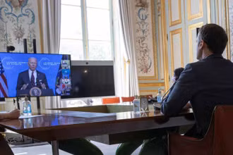 Tổng thống Pháp Emmanuel Macron trong cuộc hội đàm trực tuyến với Tổng thống Mỹ Joe Biden ngày 22/9. (Ảnh: Reuters)