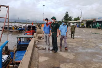 Các lực lượng chức năng huyện Lộc Hà tuyên truyền, hỗ trợ ngư dân neo đậu tàu thuyền chủ động ứng phó với bão số 5. 