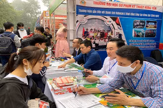 Thí sinh nghe tư vấn tuyển sinh tại gian tư vấn của Trường đại học sư phạm kỹ thuật Hưng Yên (chụp ngày 11/4). Ảnh: Thúy Quỳnh