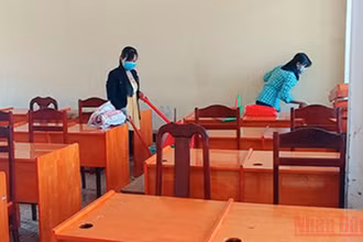 Vệ sinh trường lớp, chuẩn bị vào năm học mới .