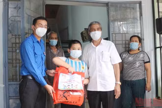 Tặng quà cho thiếu nhi quận Thanh Khê. (Ảnh: THANH TÂM).