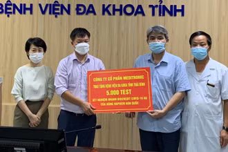 Công ty Cổ phần Meditronic trao tặng 5.000 test nhanh xét nghiệm cho Bệnh viện đa khoa tỉnh Thái Bình.