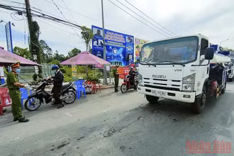 Các chốt kiểm soát dịch trên địa bàn tỉnh tiếp tục hoạt động. (Ảnh: HỮU NGHĨA)