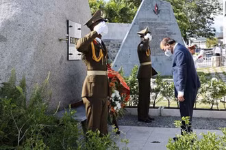 Chủ tịch nước Nguyễn Xuân Phúc đặt vòng hoa tại bia mộ Lãnh tụ Fidel Castro. (Ảnh: Thống Nhất/TTXVN)