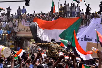 Người biểu tình tập trung tại Khartoum, Sudan, ngày 11/4/2019. (Ảnh: Reuters)