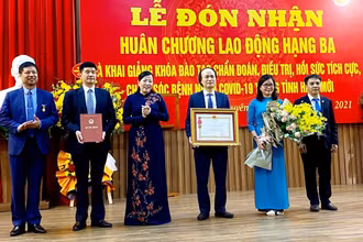 Trường đại học Y - Dược Thái Nguyên đón nhận Huân chương Lao động hạng Ba.