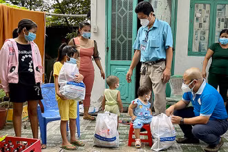 Đại diện Chương trình “Trung thu cho em” năm 2021 trao quà tặng thiếu nhi có hoàn cảnh khó khăn tại các khu nhà trọ trên địa bàn TP Thủ Đức.