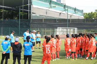 Ban huấn luyện dặn dò các nữ tuyển thủ. (Ảnh: VFF) 
