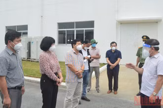 Chủ tịch UBND tỉnh Quảng Ngãi Đặng Văn Minh (bên phải) kiểm tra công tác phòng, chống dịch tại Khu công nghiệp VSIP Quảng Ngãi. 