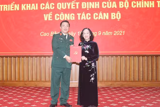 Đồng chí Trương Thị Mai, Ủy viên Bộ Chính trị, Bí thư Trung ương Đảng, Trưởng Ban Tổ chức Trung ương trao quyết điều động, phân công đồng chí Trần Hồng Minh giữ chức Bí thư Tỉnh ủy Cao Bằng.