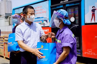 Lãnh đạo LĐLĐ TP Hà Nội trao 100 suất quà cho Công ty TNHH ABB Power Grids Việt Nam (quận Hoàng Mai, Hà Nội).
