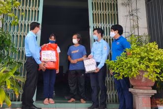 Thành Đoàn tới thăm hỏi và trao quà cho các em học sinh khó khăn. (Ảnh: THANH TÂM).