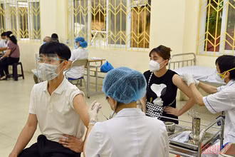 Tiêm vaccine ngừa Covid-19 cho người dân quận Đống Đa, Hà Nội. (Ảnh: DUY LINH)