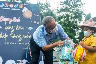 Trao quà Trung thu cho trẻ em ở phường Bảo Vinh, TP Long Khánh, Đồng Nai ngày 17/9.