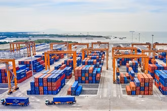Dù dịch Covid-19 diễn biến phức tạp, cảng Gemalink (thị xã Phú Mỹ) vẫn duy trì hoạt động ổn định, công tác xếp dỡ hàng nhanh chóng và an toàn.