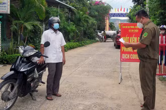 Tổ chức kiểm soát ra vào và cung ứng hàng hóa cần thiết cho khu vực phong tỏa xã An Chấn, huyện Tuy An, Phú Yên.
