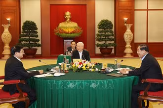 Tổng Bí thư Nguyễn Phú Trọng (giữa), Tổng Bí thư Đảng Nhân dân Cách mạng Lào Thongloun Sisoulith (trái) và Chủ tịch Đảng Nhân dân Campuchia Hun Sen (phải) tại cuộc gặp. (Ảnh: TTXVN).