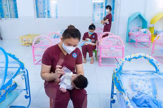 100 nôi võng tự động vừa được Trung tâm Công tác xã hội thanh thiếu niên Việt Nam trao tặng Trung tâm H.O.P.E.