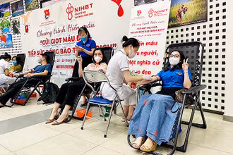 Đoàn viên, thanh niên Báo Nhân Dân hăng hái tham gia Tuần lễ hồng “Gửi giọt máu đào - Tiếp sức đồng bào thắng dịch” ngay trong ngày khai mạc.