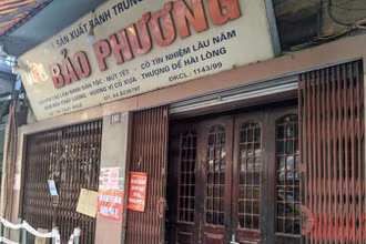 Một cửa hàng bán bánh Trung thu trên phố Thuỵ Khuê (quận Tây Hồ, Hà Nội) đóng cửa, dừng bán hàng, chiều 18/9. (Ảnh: NGUYỆT ÁNH)