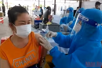 Tiêm vaccine ngừa Covid-19 cho các tiểu thương chợ Vinh. (Ảnh: THÀNH CHÂU).