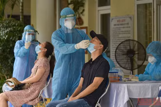 Xét nghiệm Covid-19 diện rộng ở quận Thanh Xuân, Hà Nội. (Ảnh: DUY LINH)