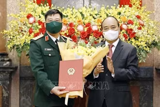 Chủ tịch nước Nguyễn Xuân Phúc trao Quyết định thăng quân hàm Thượng tướng cho Giám đốc Học viện Quốc phòng Trần Việt Khoa. (Ảnh TTXVN)