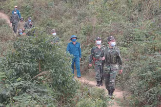 Cán bộ, chiến sĩ Đồn Biên phòng Bạch Đích (Bộ đội Biên phòng tỉnh Hà Giang) tuần tra, ngăn chặn xuất nhập cảnh trái phép. (Ảnh: KHÁNH TOÀN) 