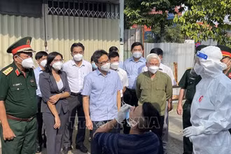 Phó Thủ tướng Vũ Đức Đam kiểm tra công tác test nhanh Covid-19 và khuyến khích người dân tự thử xét nghiệm. 