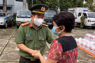 Giám đốc Công an tỉnh An Giang động viên một phụ nữ hoàn lương phấn đấu vươn lên hòa nhập cộng đồng.