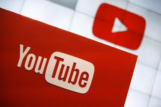YouTube sẽ chặn các nội dung thông tin sai lệch về các loại vaccine đã được phê duyệt. (Ảnh: Reuters)
