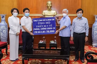 Bí thư Trung ương Đảng, Chủ tịch Ủy ban Trung ương MTTQ Việt Nam Đỗ Văn Chiến tiếp nhận ủng hộ từ Công ty TNHH Thiết bị Minh Tâm. (Ảnh: DIỆP VINH)