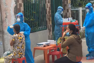 Lấy mẫu xét nghiệm sàng lọc Covid-19 tại nhà dân ở Khu vực 6, phường Hưng Lợi, quận Ninh Kiều, TP Cần Thơ. (Ảnh: THANH TÂM) 