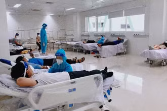 Các tình nguyện viên tham gia hiến máu. 