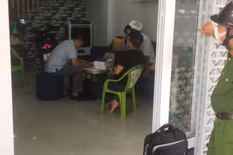 Công an TP Cần Thơ bắt Trương Châu Hữu Danh (áo đen, phía ngoài) tại nhà riêng ở tỉnh Long An tháng 12/2020. Ảnh: Thanh Phong