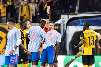 Chiếc thẻ đỏ phút 35 đã khiến MU thua ngược trong trận mở màn Champions League. (Ảnh: DailyMail) 
