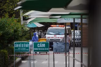 Quận Hoàn Kiếm cách ly y tế tầng 8 tòa nhà D Bệnh viện Việt Đức liên quan đến ca nhiễm Covid-19 mới. (Ảnh: Công Thọ)