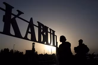 Các tay súng Taliban đứng gác tại sân bay quốc tế Kabul, Afghanistan, ngày 9/9/2021. (Ảnh: WANA/Reuters)