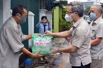 Bí thư Thành ủy Bà Rịa Đặng Minh Thông trao “túi an sinh” cho gia đình chính sách trên địa bàn thành phố.