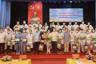 Lãnh đạo tỉnh Tuyên Quang tặng quà động viên đoàn công tác.
